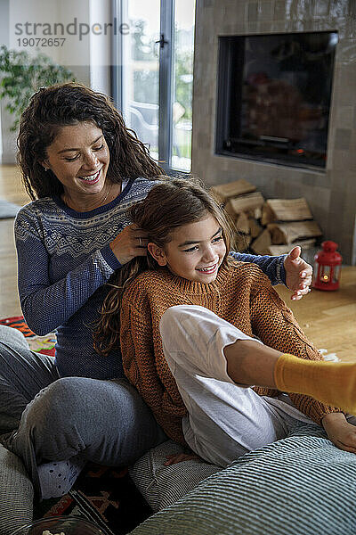 Glückliche Mutter und Tochter genießen die Weihnachtszeit zu Hause