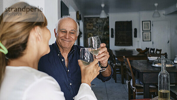 Glückliches Paar genießt Wein im Café