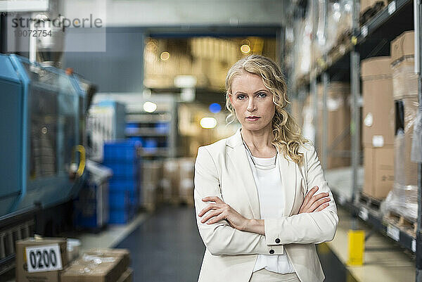 Porträt einer selbstbewussten Frau im Fabriklager