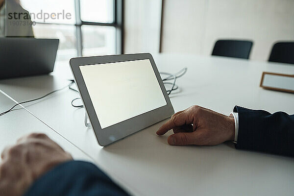 Geschäftsmann mit Tablet-PC am Schreibtisch