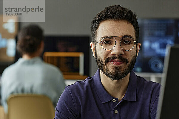 Lächelnder IT-Experte mit Brille