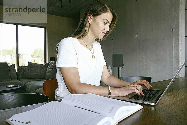 Freiberufler arbeitet am Laptop und sitzt im Heimbüro