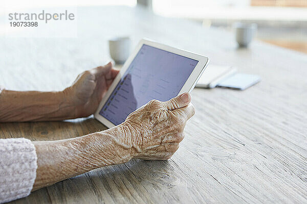 Frauenhände halten digitales Tablet  Nahaufnahme
