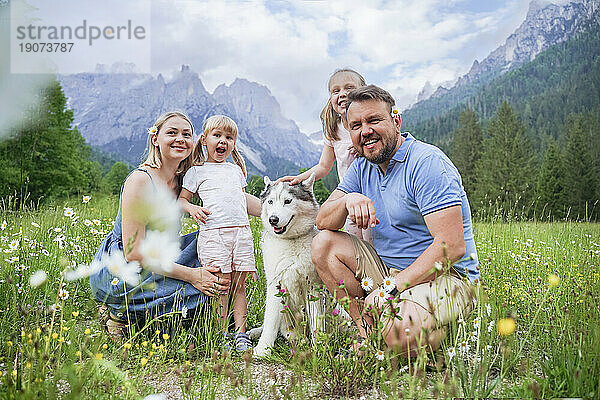 Glückliche Familie verbringt Urlaub mit Hund