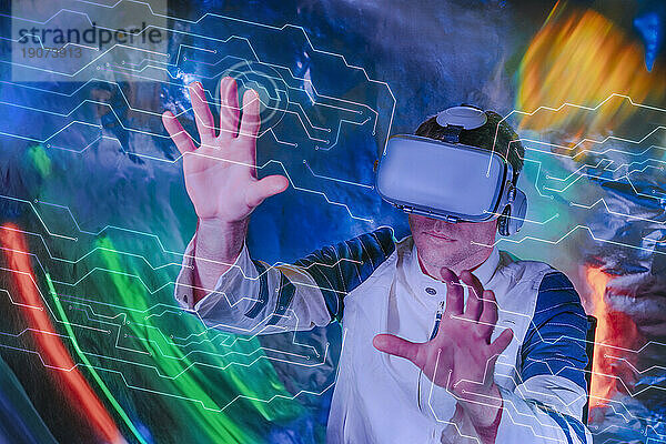 Mann berührt transparenten Bildschirm und gestikuliert mit Virtual-Reality-Simulatoren