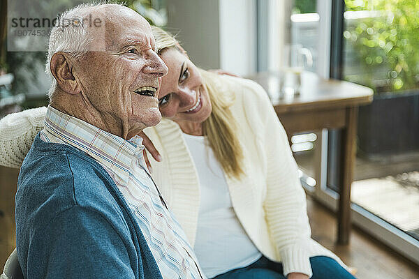 Lächelnde Frau verbringt Zeit mit ihrem Vater zu Hause