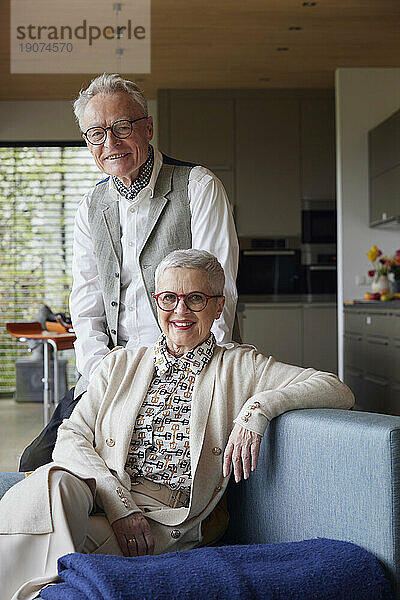 Porträt eines glücklichen älteren Paares zu Hause