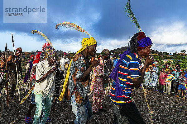 Stammesvolk der Kapsiki übt einen traditionellen Tanz  Rhumsiki  Mandara-Gebirge  Provinz Far North  Kamerun  Afrika