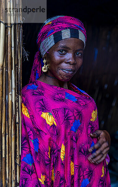 Porträt einer einheimischen Frau in leuchtend rosa Kleidung  Tschadsee  Tschad  Afrika