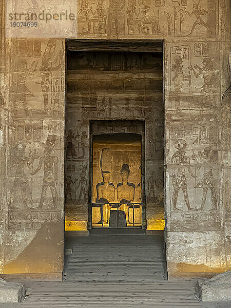 Innenansicht des Großen Tempels von Abu Simbel mit seinen immer kleineren Kammern  die zum Heiligtum führen  UNESCO-Weltkulturerbe  Abu Simbel  Ägypten  Nordafrika  Afrika