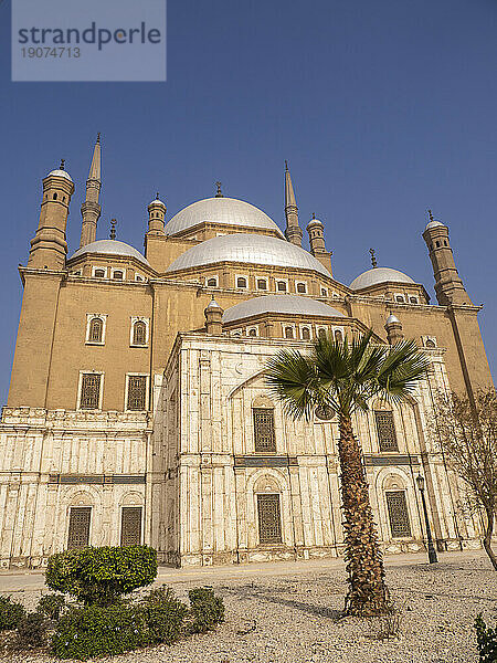 Die 1848 fertiggestellte Muhammad-Ali-Moschee aus der osmanischen Zeit mit Blick auf Kairo von der Zitadelle aus  Kairo  Ägypten  Nordafrika  Afrika