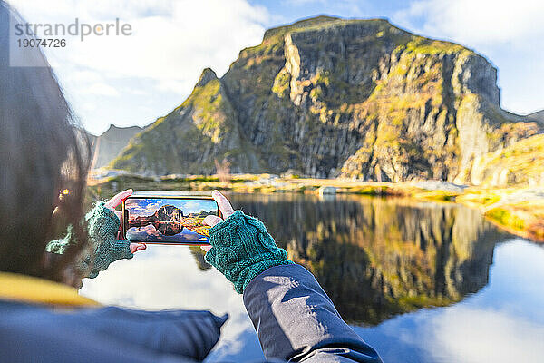 Persönliche Perspektive einer Frau  die Berge im Herbst mit dem Smartphone fotografiert  A i Lofoten  Moskenes  Lofoten-Inseln  Nordland  Norwegen  Skandinavien  Europa