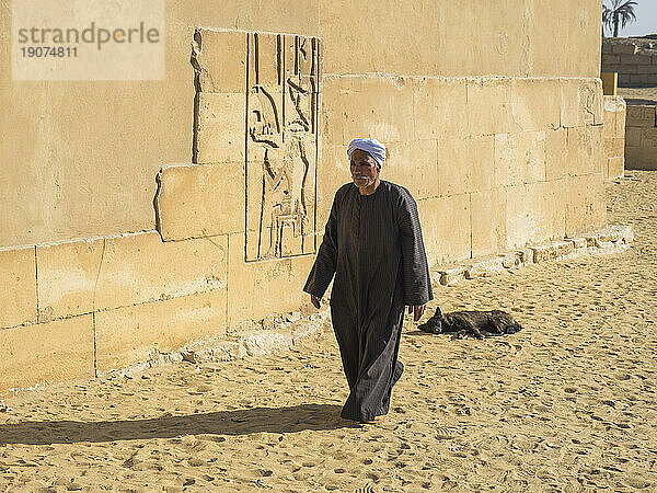 Ägyptischer Führer in Sakkara  Teil der Nekropole von Memphis  UNESCO-Weltkulturerbe  Ägypten  Nordafrika  Afrika