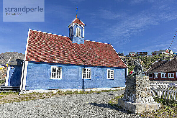 Nachbildung einer traditionellen Kirche und anderer Gebäude in der farbenfrohen dänischen Stadt Sisimiut  Westgrönland  Polarregionen