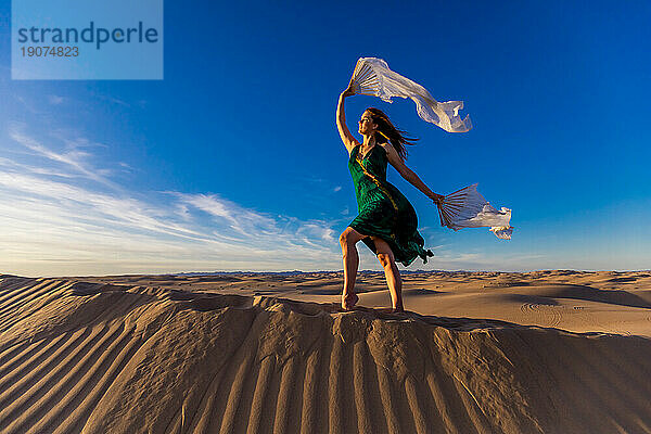 Ätherische Frau in den Imperial Sand Dunes  Kalifornien  Vereinigte Staaten von Amerika  Nordamerika