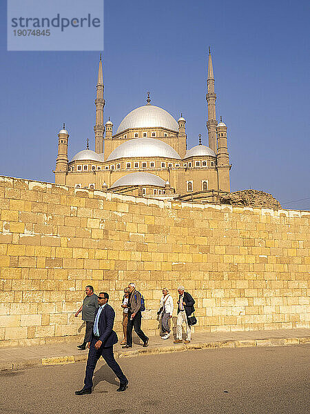 Die 1848 fertiggestellte Muhammad-Ali-Moschee aus der osmanischen Zeit mit Blick auf Kairo von der Zitadelle aus  Kairo  Ägypten  Nordafrika  Afrika