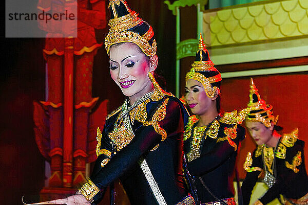 Tänzer im traditionellen thailändischen klassischen Tanzkostüm  Phuket  Thailand  Südostasien  Asien