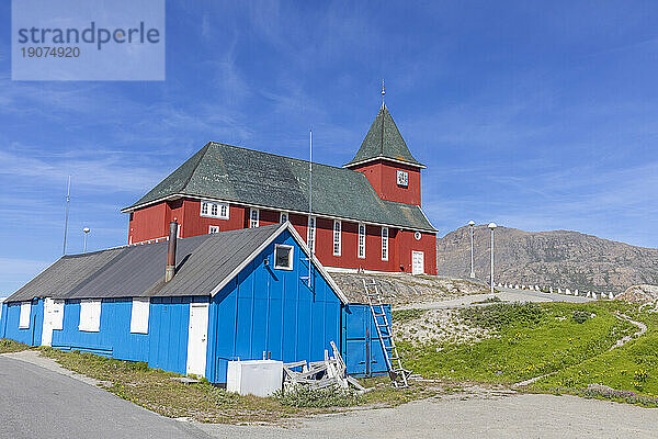 Nachbildung einer traditionellen Kirche und anderer Gebäude in der farbenfrohen dänischen Stadt Sisimiut  Westgrönland  Polarregionen