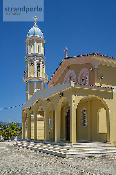 Blick auf die typische griechisch-orthodoxe Kirche in der Nähe von Lakithra  Kefalonia  Ionische Inseln  griechische Inseln  Griechenland  Europa