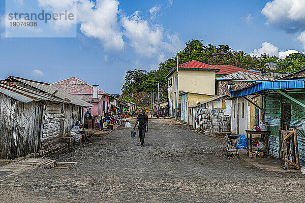 Kleine Straße im Dorf San Antonio de Pale  Insel Annobon  Äquatorialguinea  Afrika