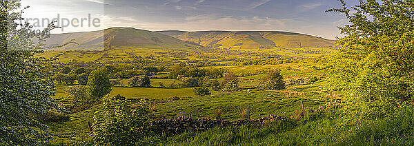Blick auf die Landschaft in Richtung Edale Village im Frühling  Derbyshire Dales  Peak District National Park  Derbyshire  England  Vereinigtes Königreich  Europa