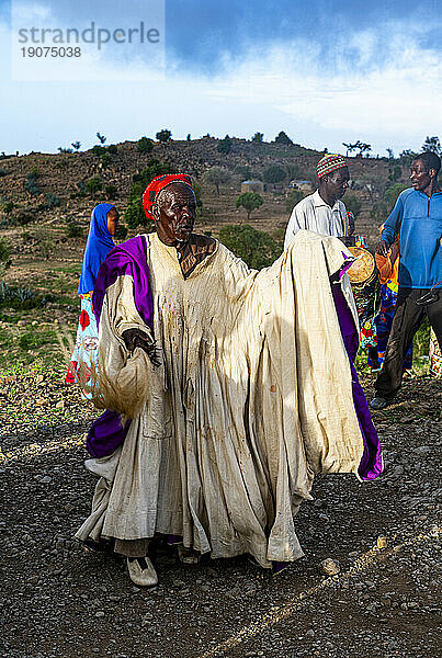 Stammesvolk der Kapsiki übt einen traditionellen Tanz  Rhumsiki  Mandara-Gebirge  Provinz Far North  Kamerun  Afrika