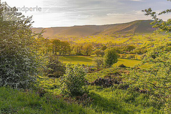 Blick auf die Landschaft in Richtung Edale Village im Frühling  Peak District National Park  Derbyshire  England  Vereinigtes Königreich  Europa