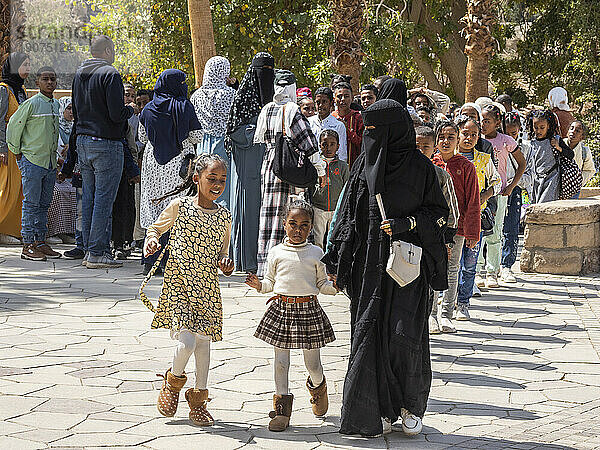 Eine Schulklasse wird am Eingang des Nubischen Museums in der Stadt Assuan  Ägypten  Nordafrika  Afrika begleitet