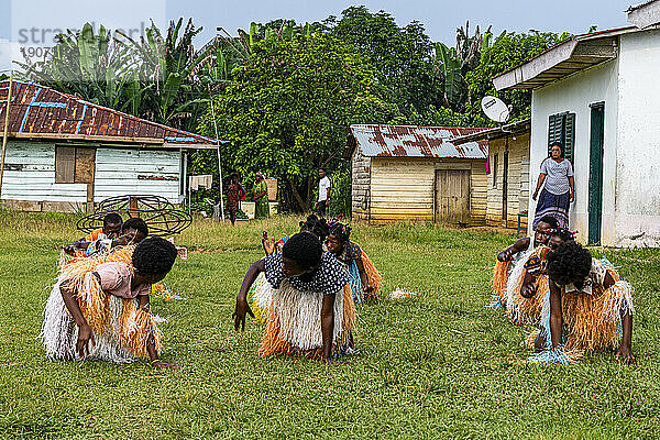 Kinder üben einen traditionellen Tanz  Ciudad de la Paz  Rio Muni  Äquatorialguinea  Afrika