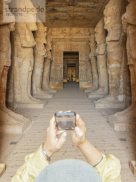 Innenansicht des Großen Tempels von Abu Simbel mit seinen immer kleineren Kammern  die zum Heiligtum führen  UNESCO-Weltkulturerbe  Abu Simbel  Ägypten  Nordafrika  Afrika