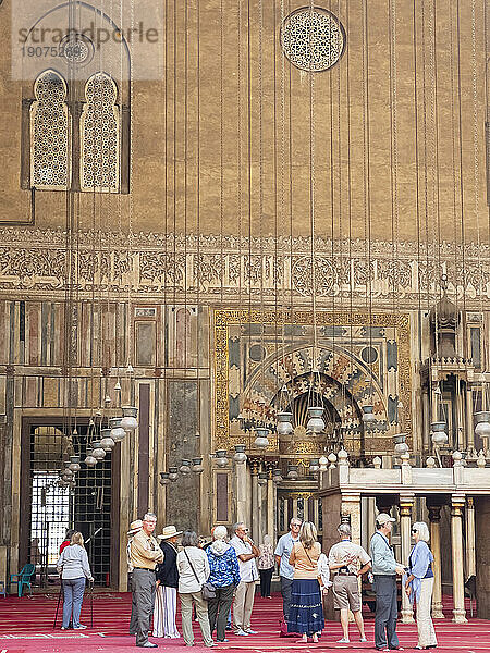 Touristen in der Moschee von Sultan Hassan  erbaut zwischen 1356 und 1363 während der Bahri-Mamluk-Zeit  Kairo  Ägypten  Nordafrika  Afrika