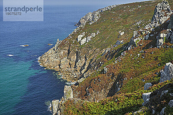 Die wilden und zerklüfteten Granitfelsen der Atlantikküste von Cornwall im Sommer  in der Nähe von Pendeen  im äußersten Westen von Cornwall  England  Vereinigtes Königreich  Europa