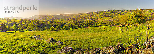 Blick auf die Landschaft in Richtung Hathersage Village im Frühling  Peak District National Park  Derbyshire  England  Vereinigtes Königreich  Europa