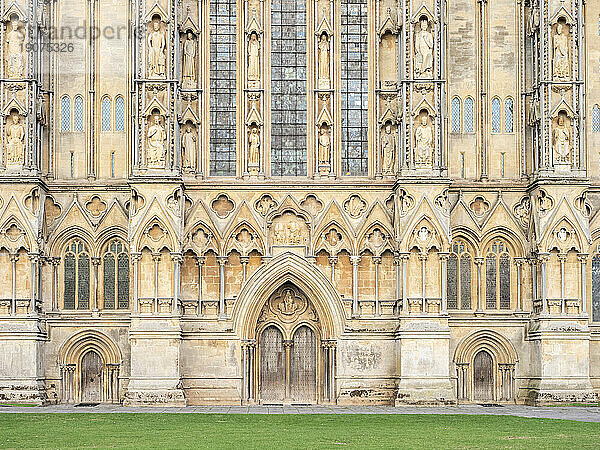 Detail an der Westfront  Wells Cathedral  Wells  Somerset  England  Vereinigtes Königreich  Europa