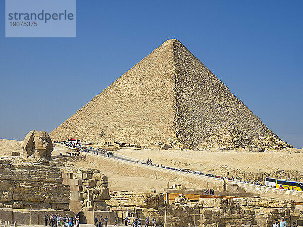 Touristen besuchen die Große Sphinx und Pyramide im Gizeh-Komplex  UNESCO-Weltkulturerbe  Gizeh  außerhalb von Kairo  Ägypten  Nordafrika  Afrika