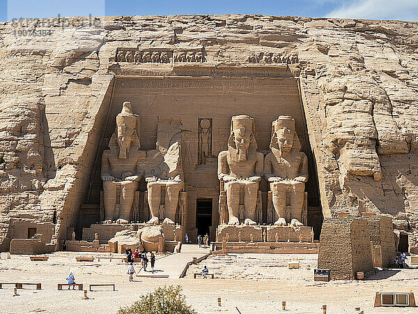 Der Große Tempel von Abu Simbel mit seinen vier ikonischen 20 Meter hohen sitzenden Kolossalstatuen von Ramses II. (Ramses der Große)  UNESCO-Weltkulturerbe  Abu Simbel  Ägypten  Nordafrika  Afrika