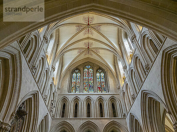 Gewölbte Decke und Buntglasfenster  Wells Cathedral  Wells  Somerset  England  Vereinigtes Königreich  Europa