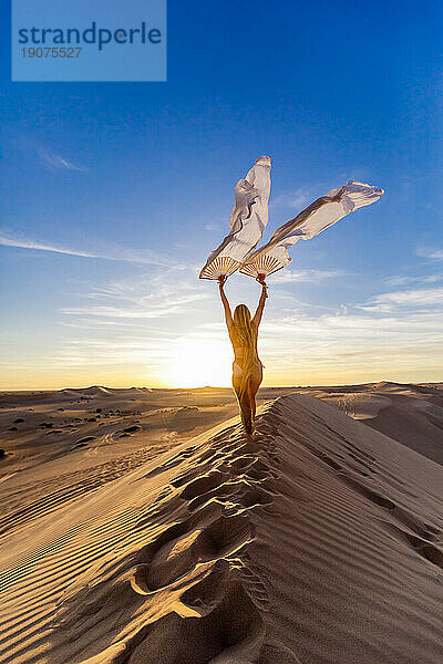 Ätherische Frau in den Imperial Sand Dunes  Kalifornien  Vereinigte Staaten von Amerika  Nordamerika