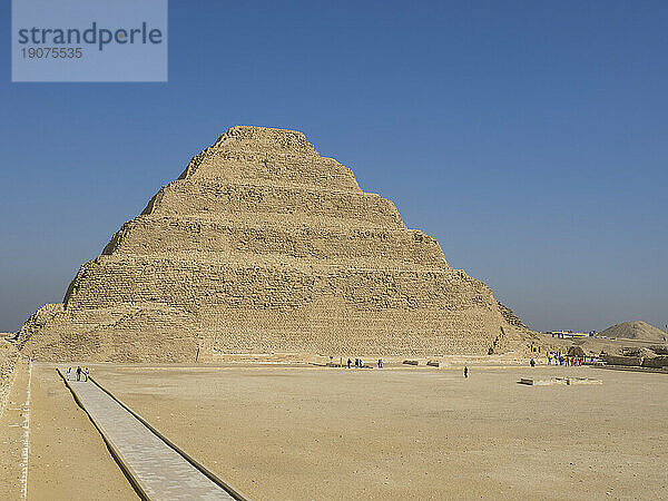 Stufenpyramide des Djoser aus der Zeit um 2700 v. Chr.  Teil der Nekropole von Memphis  UNESCO-Weltkulturerbe  Ägypten  Nordafrika  Afrika