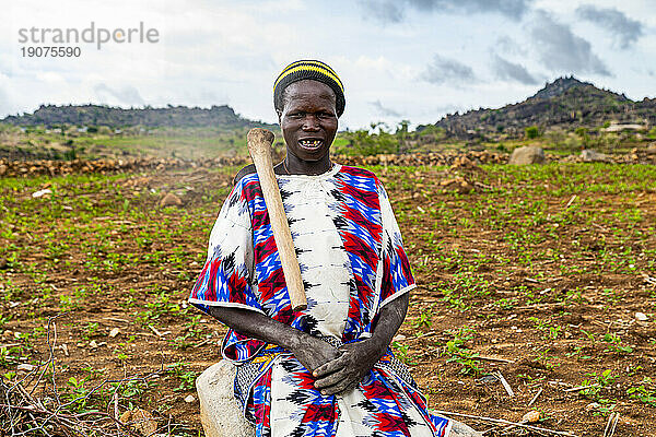 Frau kommt von den Feldern zurück  Nordkamerun  Afrika