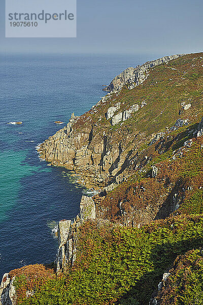 Die wilden und zerklüfteten Granitfelsen der Atlantikküste Cornwalls im Sommer  in der Nähe von Pendeen  im äußersten Westen von Cornwall  England  Vereinigtes Königreich  Europa