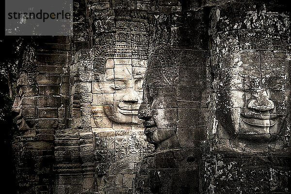 In Stein gemeißelte alte Gesichter im Bayon-Tempel  Angkor Wat  UNESCO-Weltkulturerbe  Kambodscha  Indochina  Südostasien  Asien