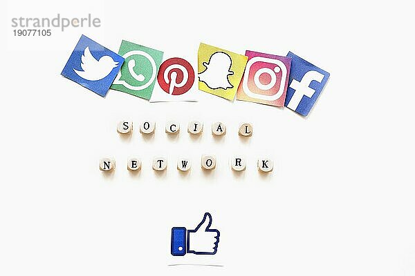 Erhöhte Ansicht verschiedene mobile Anwendung Icons soziales Netzwerk Wort Daumen hoch Zeichen