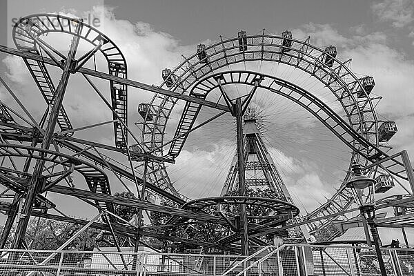 Verrostete Schiene einer alten Achterbahn  hinten das Wiener Riesenrad  Schwarz-Weiss Aufnahme  Prater  Wien  Österreich  Europa