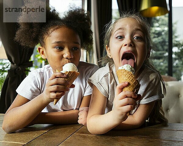 Medium shot Mädchen essen Eiscreme