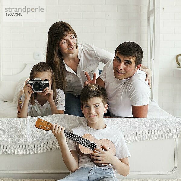 Porträt schöne glückliche Familie zu Hause