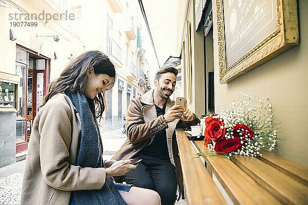 Pärchen beim Surfen auf Smartphones Datum