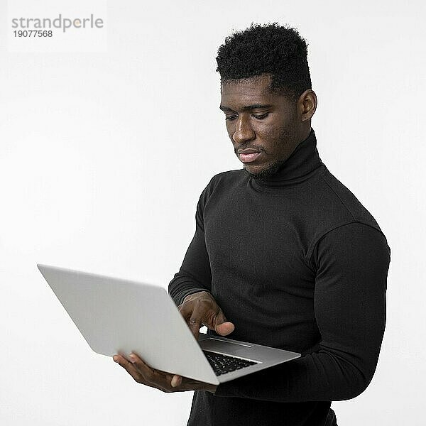 Konzentrierter Mann mit Laptop