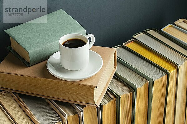 Kreatives Arrangement mit verschiedenen Büchern Kaffee
