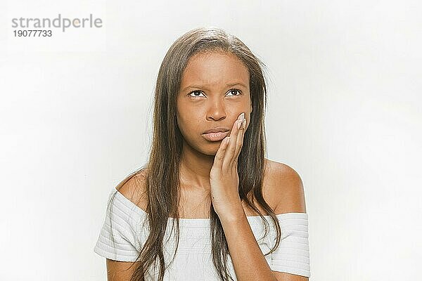 Porträt Teenagermädchen leidet unter Zahnschmerzen